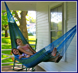 girls-in-hammock